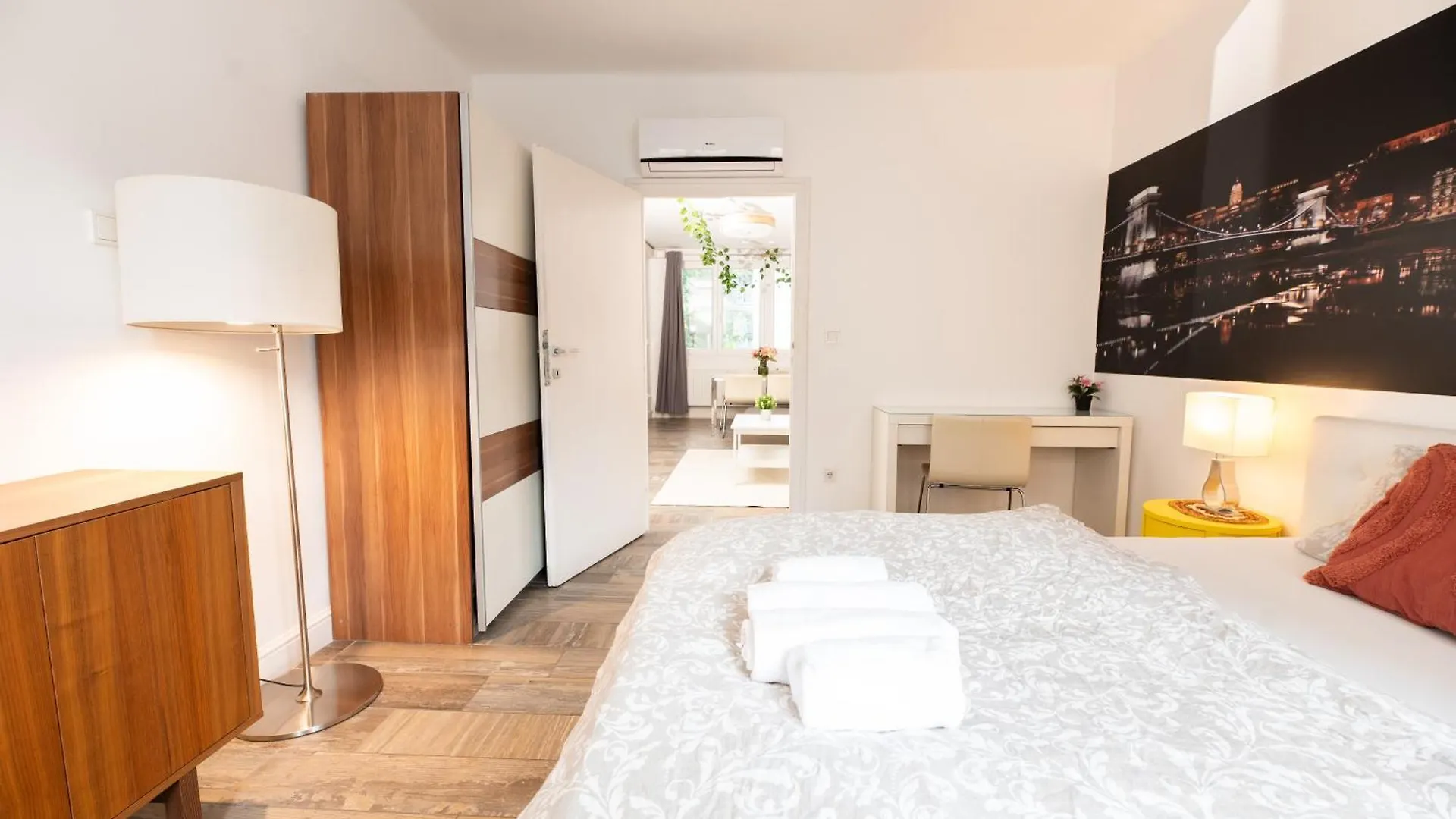 בודפשט Superb Location & Chic Suite W' 2Bedroom 0*,  הונגריה