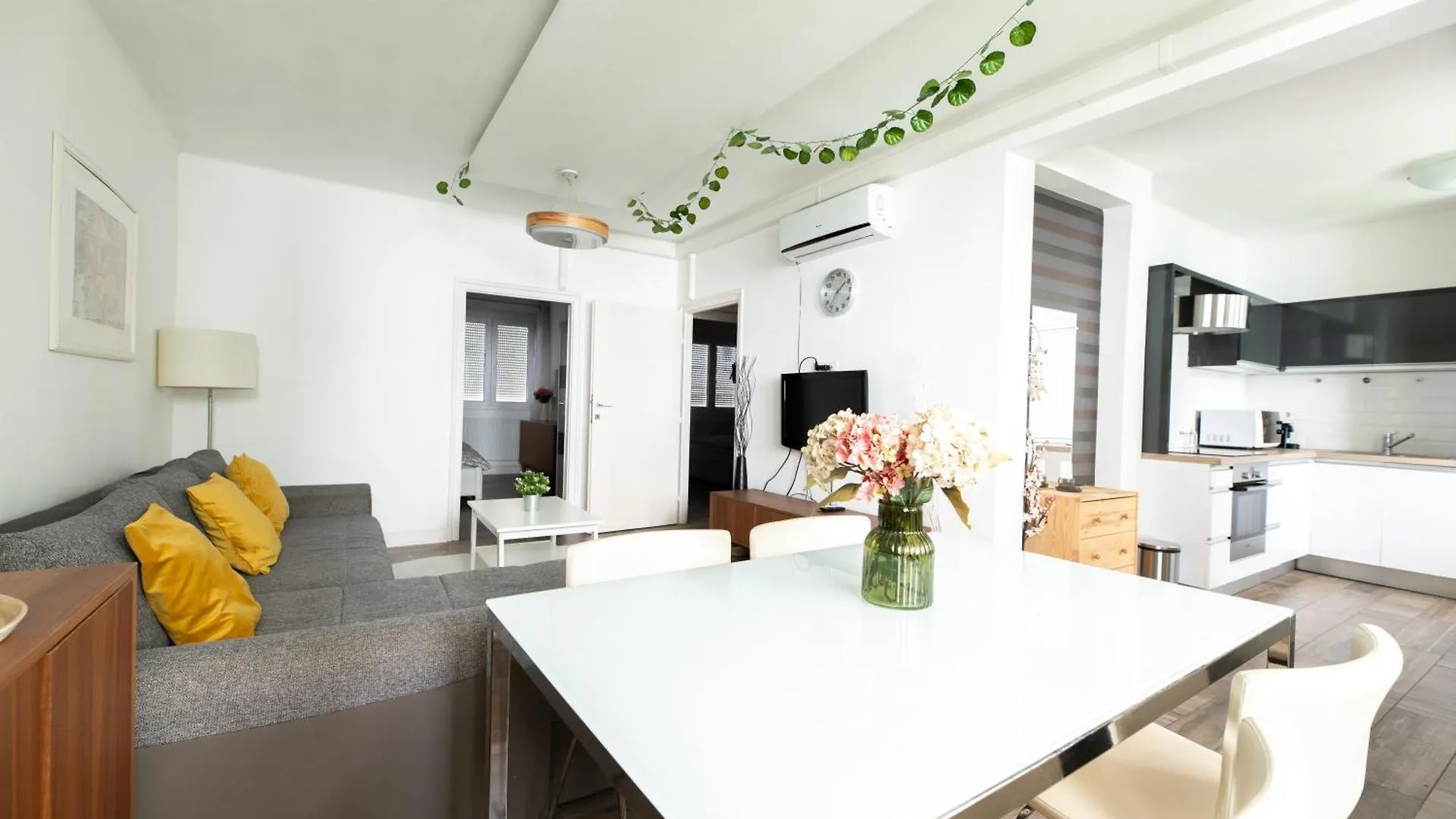 Superb Location & Chic Suite W' 2Bedroom 布达佩斯